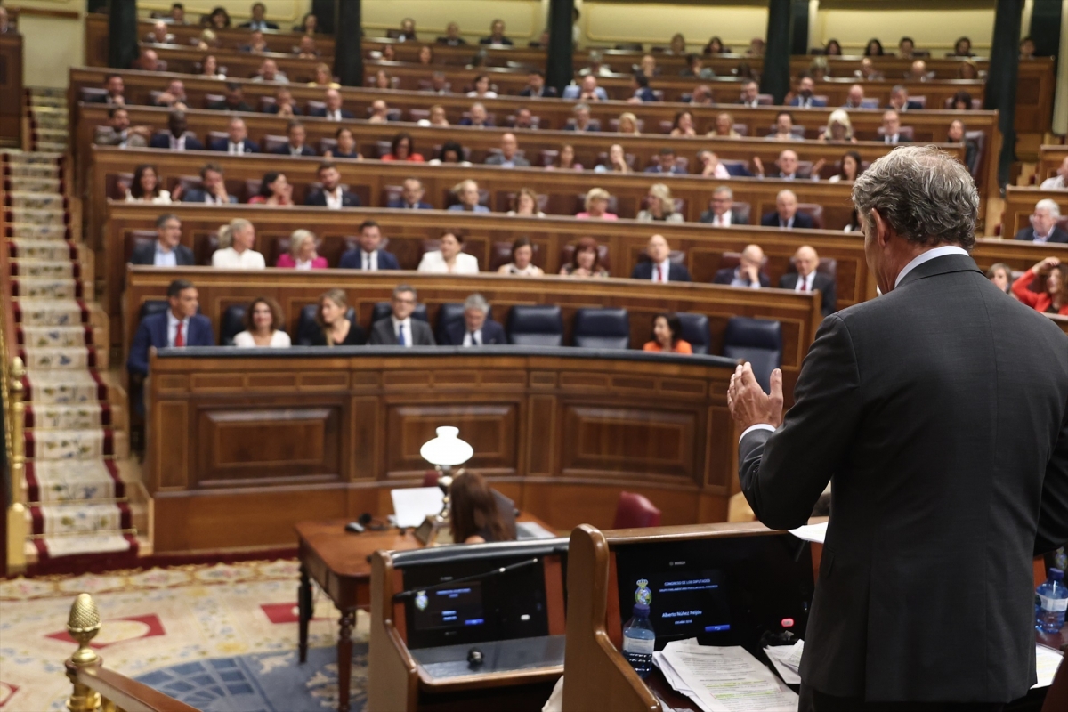 Núñez Feijóo se dirige a Sánchez en el Congreso.