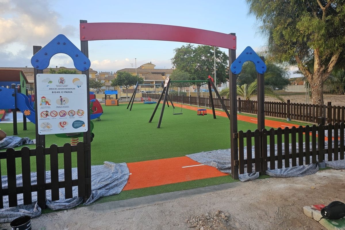 Parque infantil de la calle Isla de Padua en el Polígono de Santa Ana.