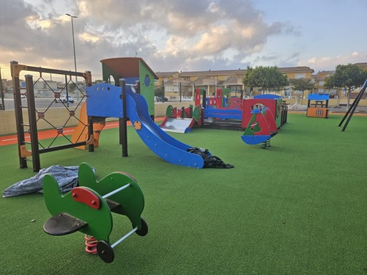 Remodelan el parque infantil de la calle Isla de Padua en el Polígono de Santa Ana