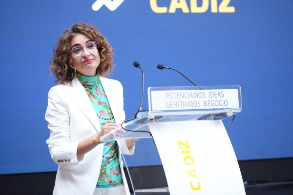 Montero precisa que la cesión de impuestos a Cataluña es del IRPF con 