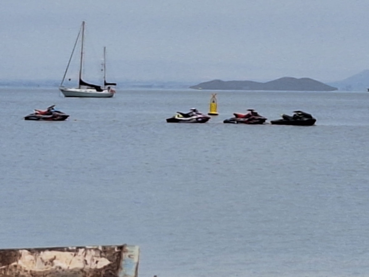 Desalojan una concentración de motos acuáticas en el Mar Menor y una acampada ilegal en la Playa de Los Alemanes de La Manga 