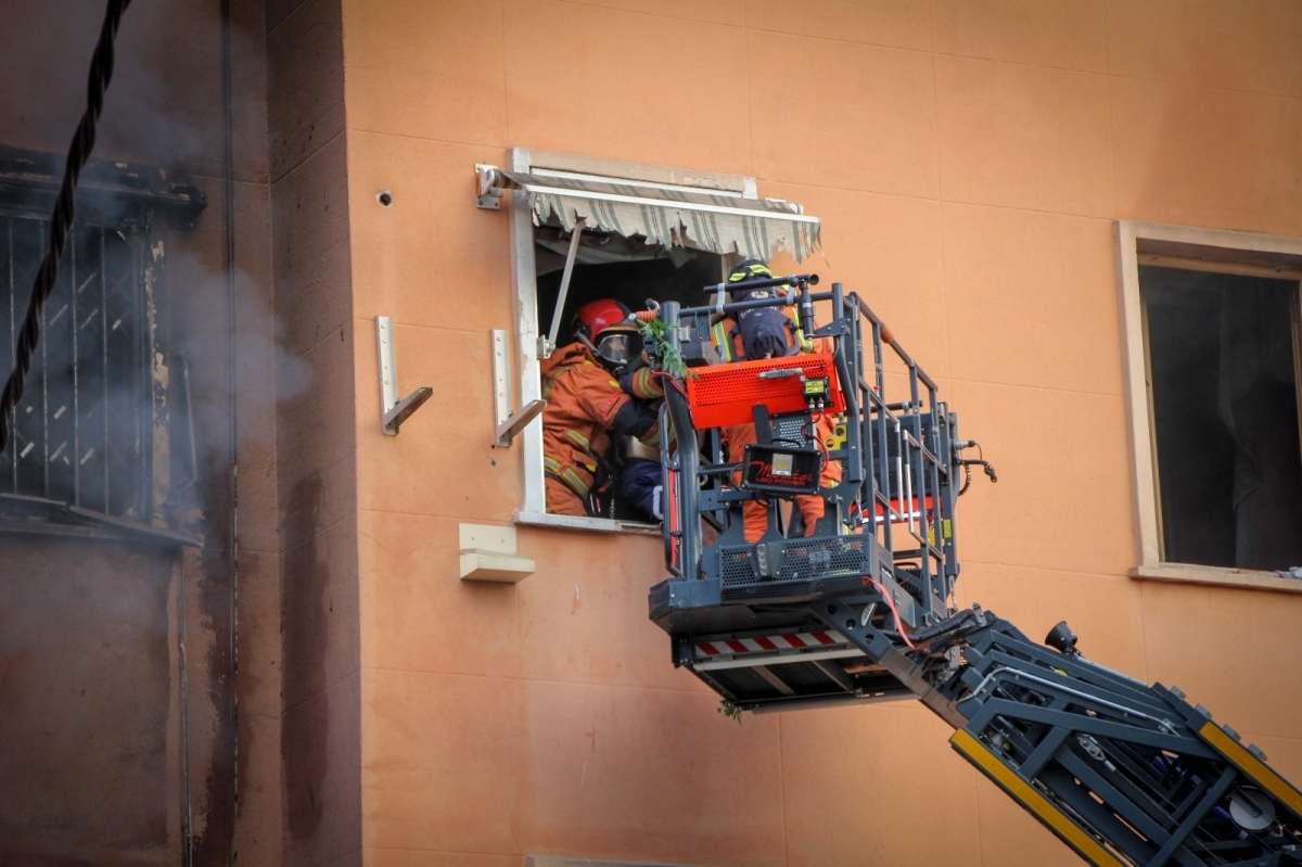 Dos heridos en el incendio de un edificio de Torrent declarado en ruinas por la Dana