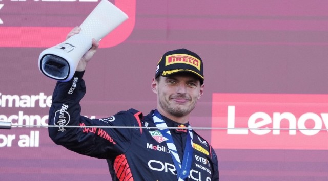 Verstappen gana, Sainz festeja
