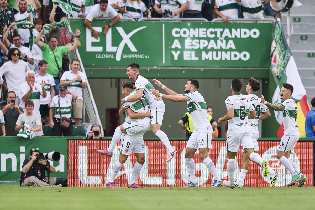 Los jugadores del Elche CF celeebran el gol de André Da Silva