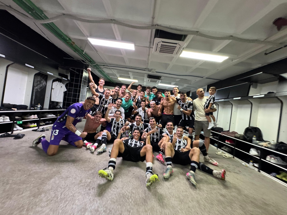 La plantilla del Efesé celebrando su victoria ante el Hércules de Alicante. - Foto: FCC