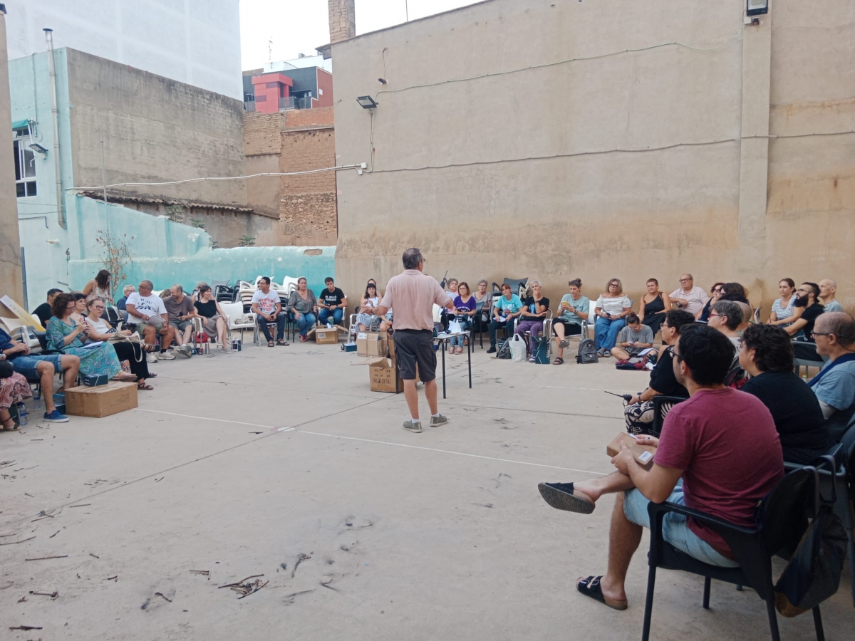 Los comités locales reparten walkies a la ciudadanía. - Foto: CLER MASSANASSA