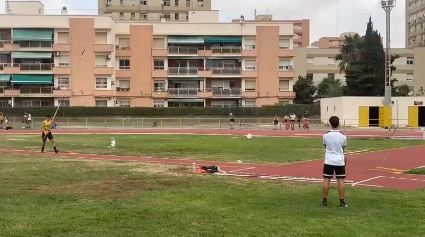 Abellán bate su propio récord sub-16 de salto con pértiga y lo deja en 4,10 metros