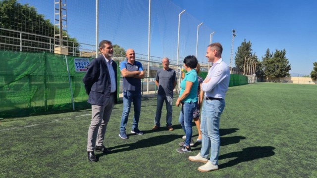 El campo de fútbol de Torreagüera estrena gradas más seguras