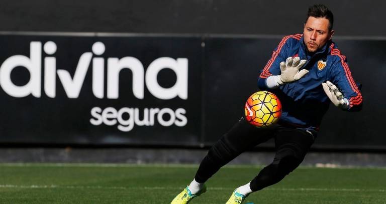 El Valencia CF se entrena con la ausencia de Alves por molestias en el hombro