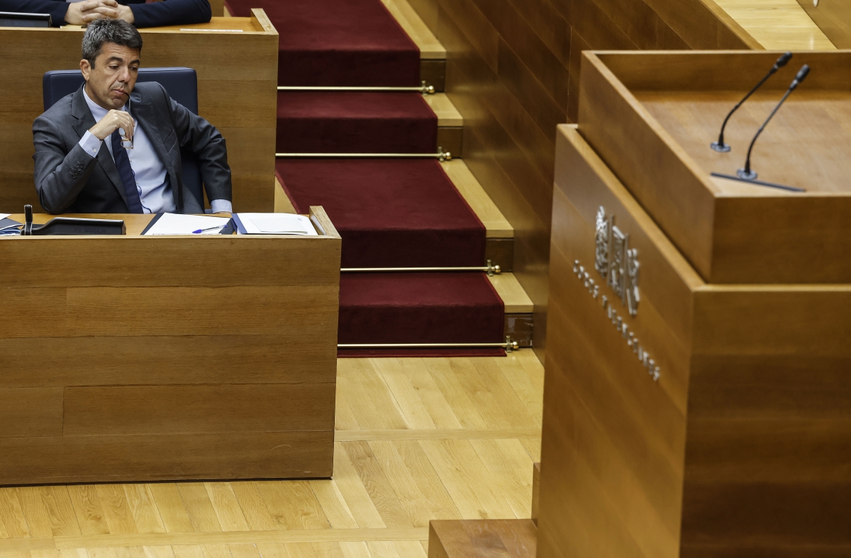 El 'president' de la Generalitat, Carlos Mazón, durante una sesión de control antes de verano. - Foto: ROBER SOLSONA/EP