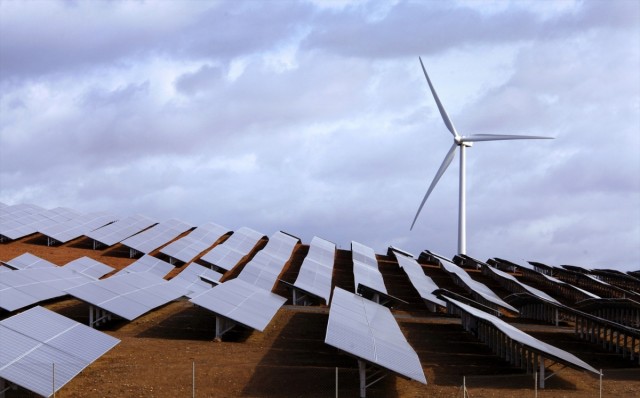 La UE y otros 15 socios urgen a líderes mundiales y al sector privado a invertir en energía limpia