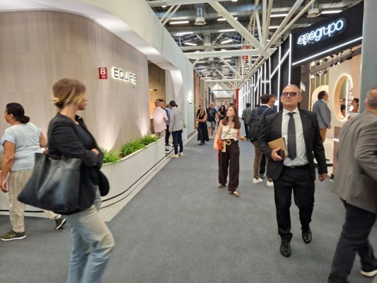 El azulejo se reposiciona: refuerza su papel en Cersaie por la baja de Cevisama y espera el reflote de Europa en 2026