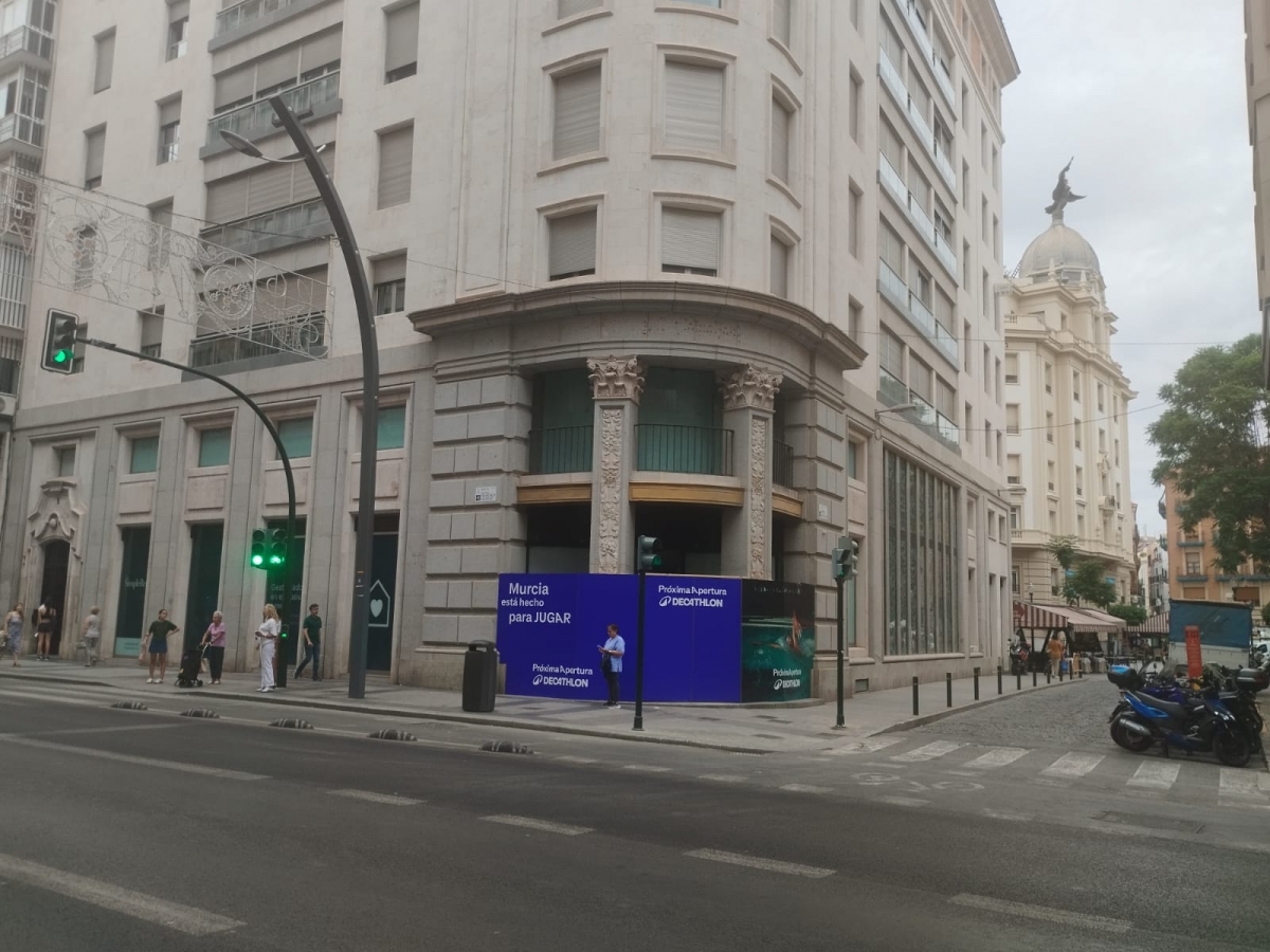 El deporte gana peso en el centro de Murcia con una nueva tienda de Decathlon en la Gran Vía