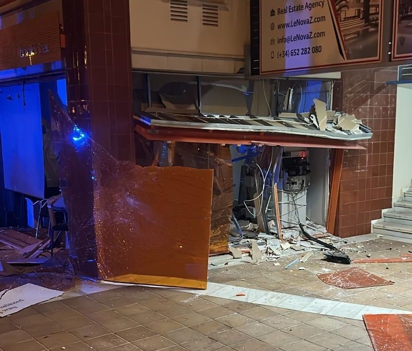 Susto en el centro comercial: dos encapuchados usan una carga explosiva para intentar robar un cajero en Orihuela-Costa