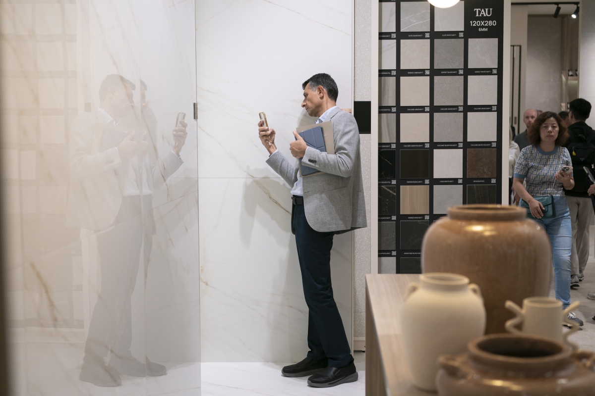 Tau Cerámica apuesta por el slow design en Cersaie: Sense guía la selección de materiales