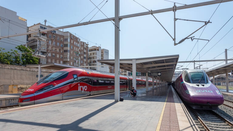 La alta velocidad 'low cost' dispara al 89% la cuota del tren en los viajes de Alicante a Madrid