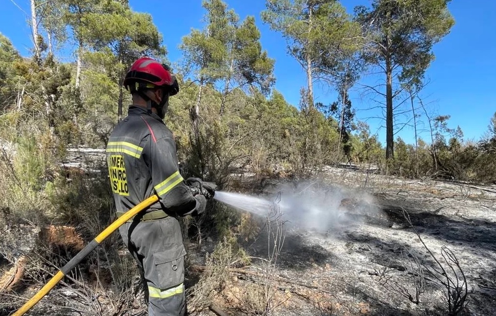 Controlado un incendio de vegetación provocado tras arder un vehículo en Ares del Maestrat