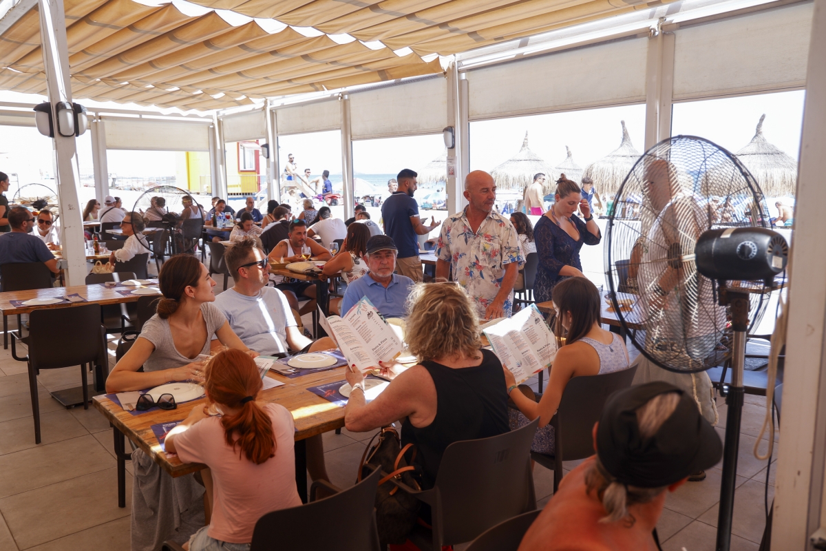 Imagen de una terraza en una playa de La Manga. - Foto: La Roca
