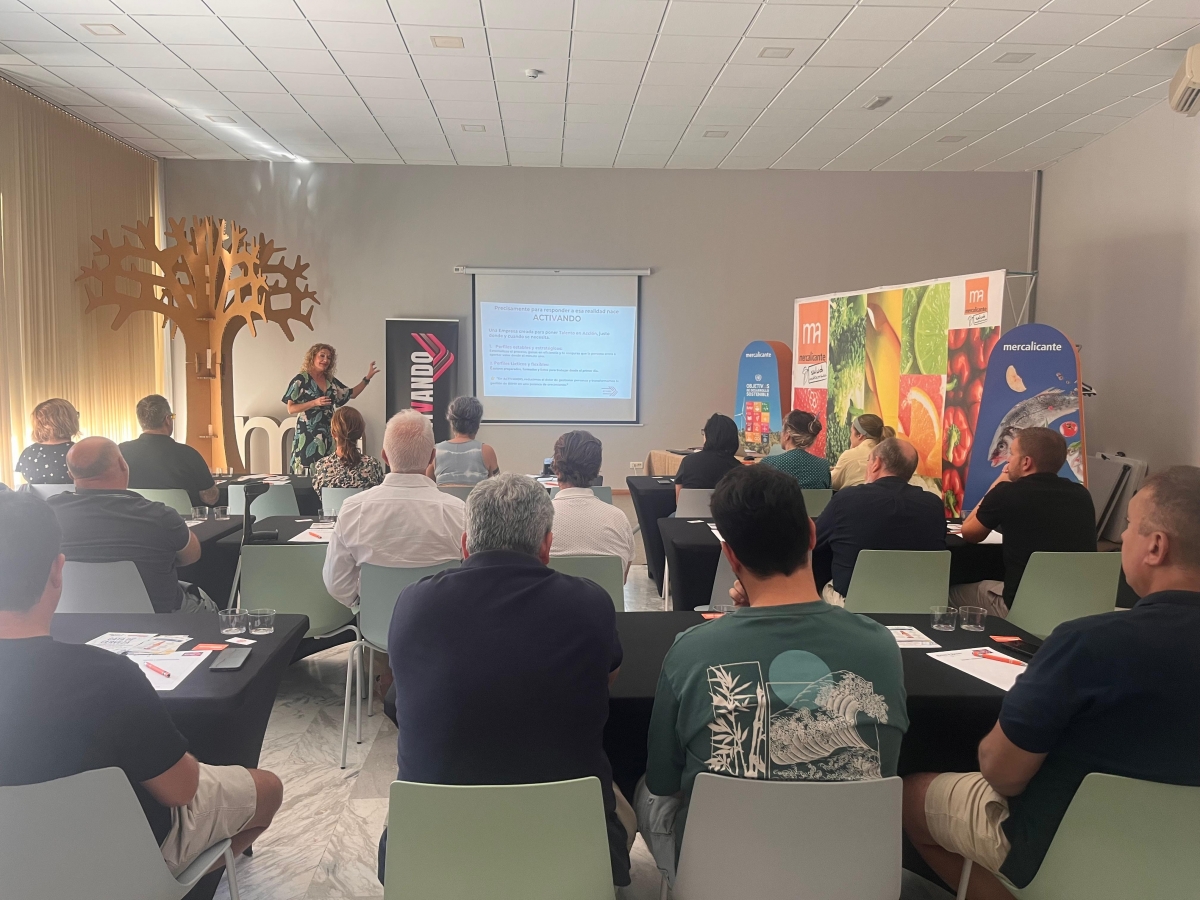 Un momento de la acción de bienvenida desarrollada por Activando en Mercalicante. - 