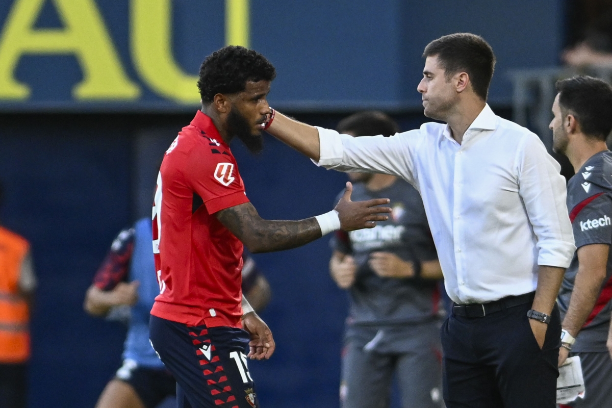 Valentin Rosier y Alessio Lisci, jugador y entrenador del CA Osasuna - Foto: PLAZA