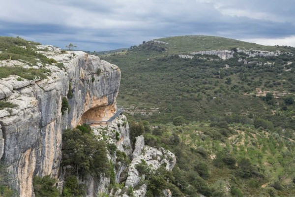Una pareja de holandeses reabre una masía de Tírig a través de un programa para atraer población europea