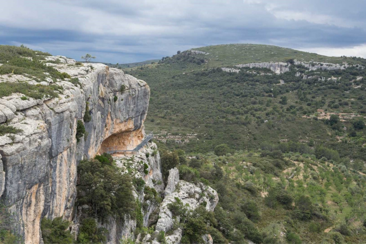 Una pareja de holandeses reabre una masía de Tírig a través de un programa para atraer población europea