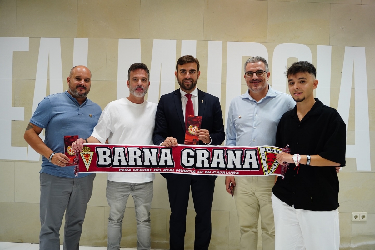 Responsables de la peña Barna Grana con Juanjo Fernández. - Foto: RM