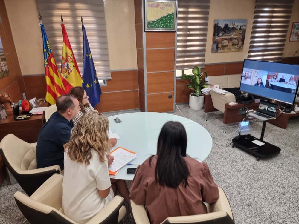 Riba-roja de Túria y Banyeres de Mariola sellan un enlazamiento solidario entre sus oficinas de turismo