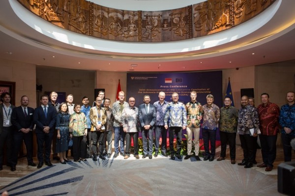 La UE e Indonesia cierran un acuerdo comercial y de inversiones tras una década de negociaciones