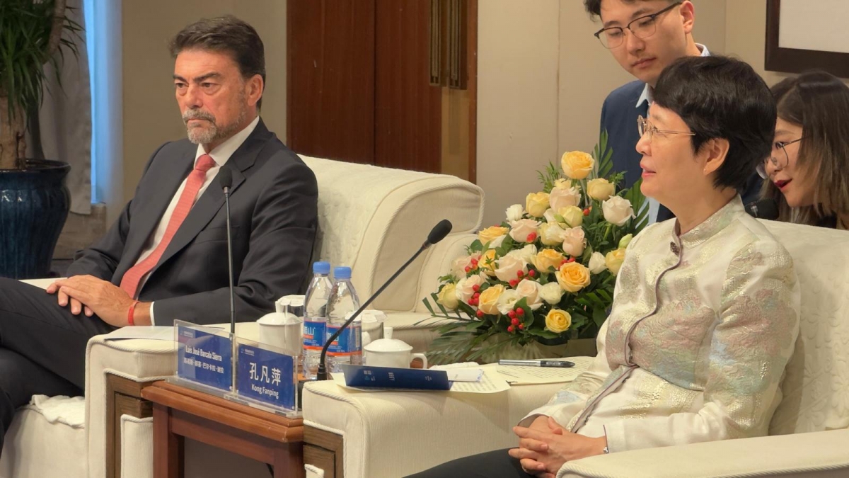 El alcalde de Alicante, Luis Barcala, junto a la alcaldesa de Weihai, Kong Fanping - 