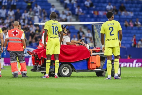 Albiol sale por su propio pie del RCDE Stadium pero con diez puntos de sutura en la frente