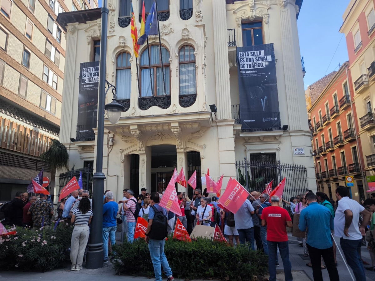 Un momento de la concentración reivindicativa celebrada a las puertas de la Delegación del Consell en Alicante. - 