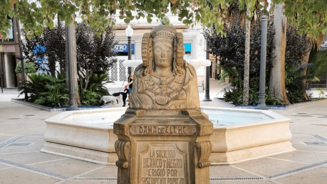 Elche renueva el busto de la Dama en La Glorieta