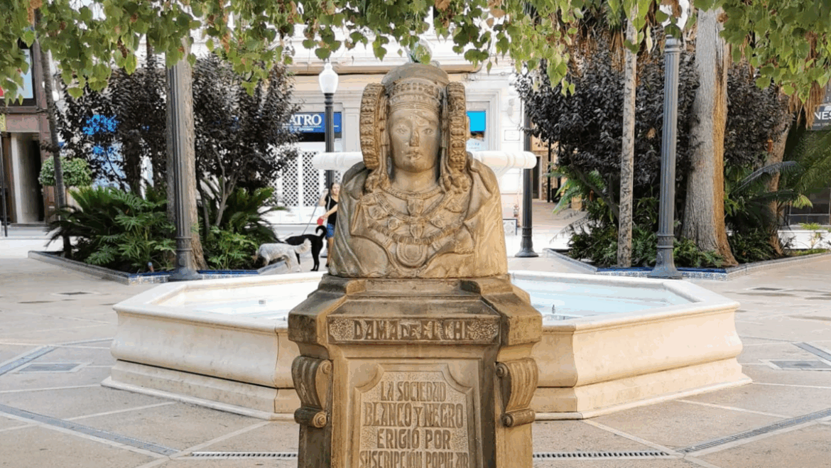 Elche renueva el busto de la Dama en La Glorieta - 