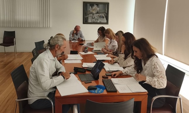 El PP de Alicante allana el camino a las cuentas de 2026 en Turismo y Empleo entre guiños a Vox