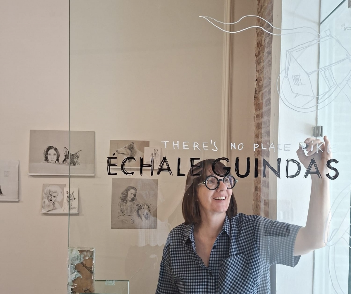 Sansano rotulando en la puerta de la galería en homenaje a WW Denslow, el ilustrador de El Mago de OZ