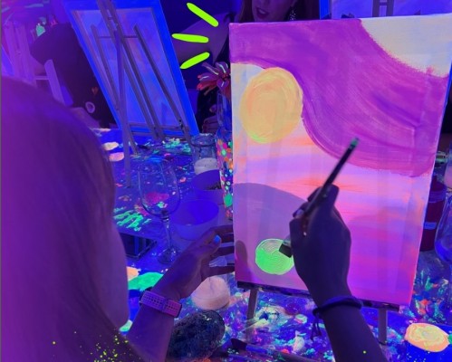 Arte y gastronomía se fusionan en Murcia: pintar lienzos acompañado de vino y picoteo