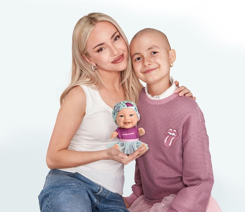 La Fundación Juegaterapia presenta su nuevo Baby Pelón junto a Ana Mena y la pequeña Arianny, una pequeña en tratamiento oncológico