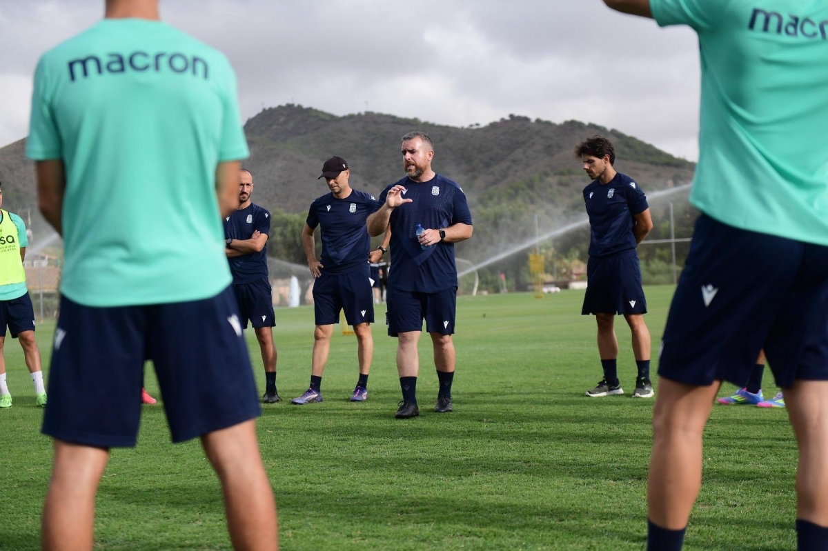 El Efesé, crecido y reforzado, busca el liderato de Primera RFEF en Sabadell