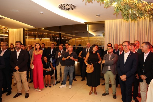 Más de 200 representantes de la sociedad cartagenera despiden y homenajean al exdirector de Repsol Cartagena Antonio Mestre