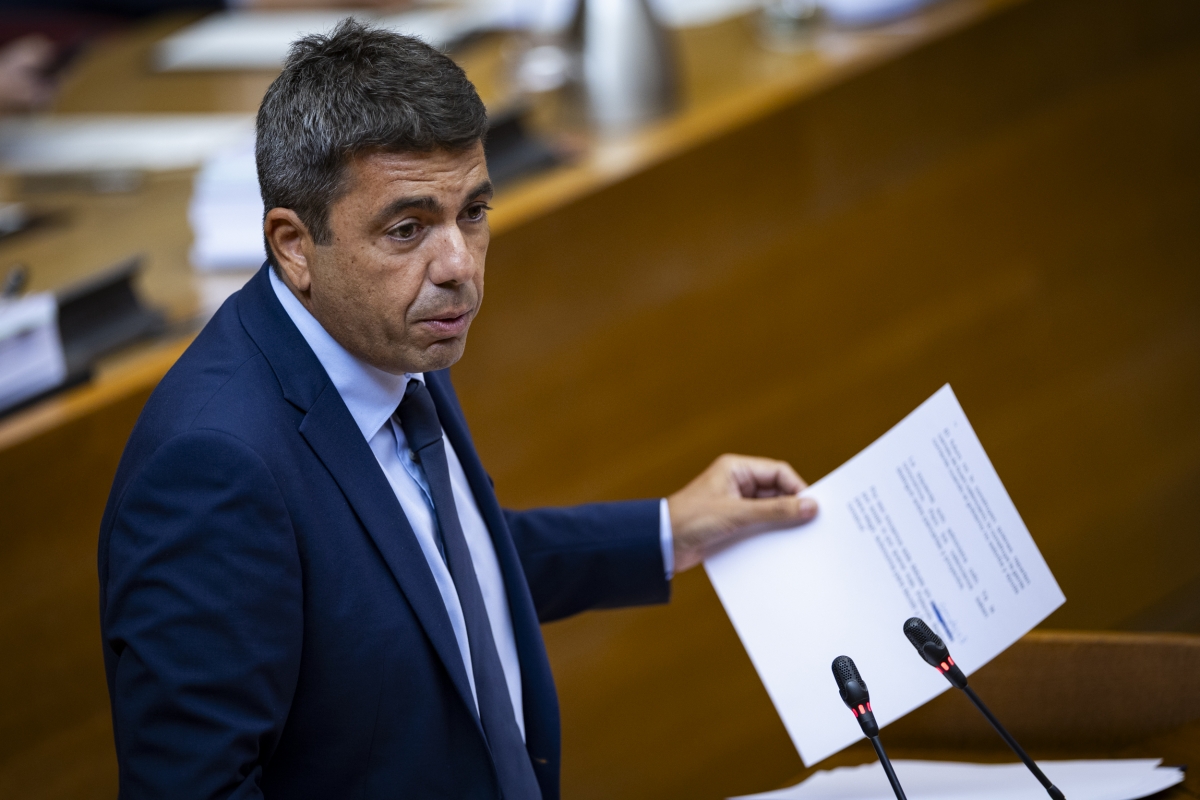 El 'president' de la Generalitat, Carlos Mazón, este martes en Les Corts Valencianes. - Foto: EVA MÁÑEZ