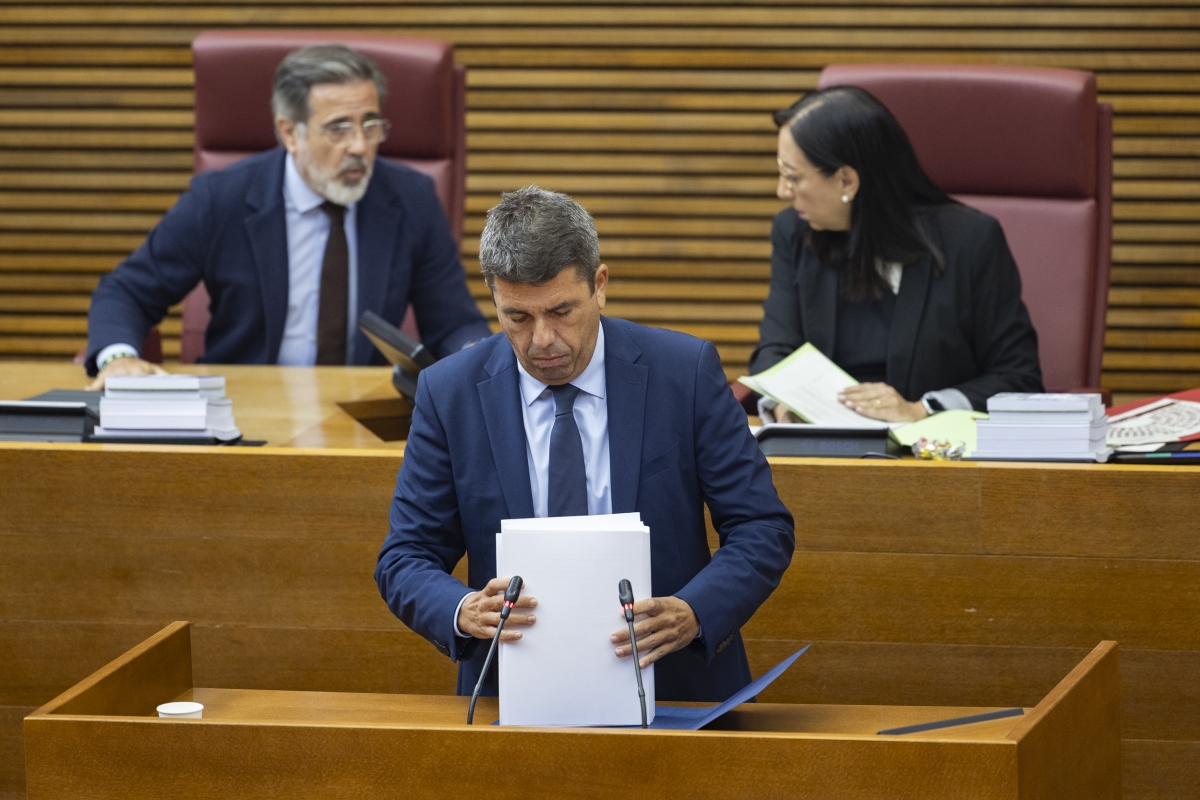 El president de la Generalitat, Carlos Mazón, este martes en Les Corts Valencianes.