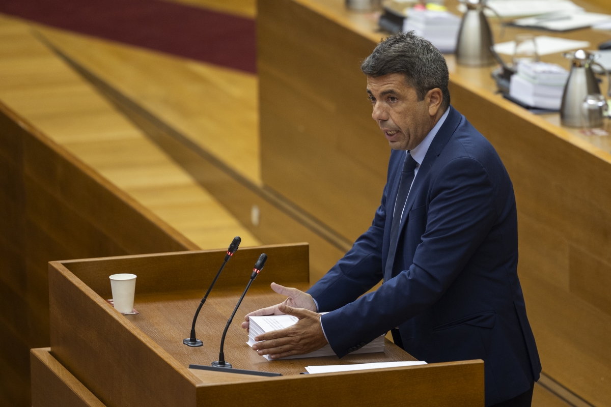 El president de la Generalitat, Carlos Mazón, este martes en Les Corts Valencianes.