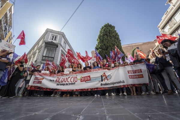 CCOO y UGT reclaman reducir la jornada laboral porque 