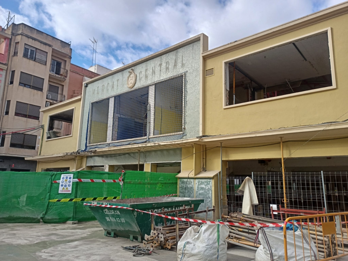 Las obras del Mercado de Elche se centran ahora en el refuerzo de pilares de cara al retranqueo de la fachada