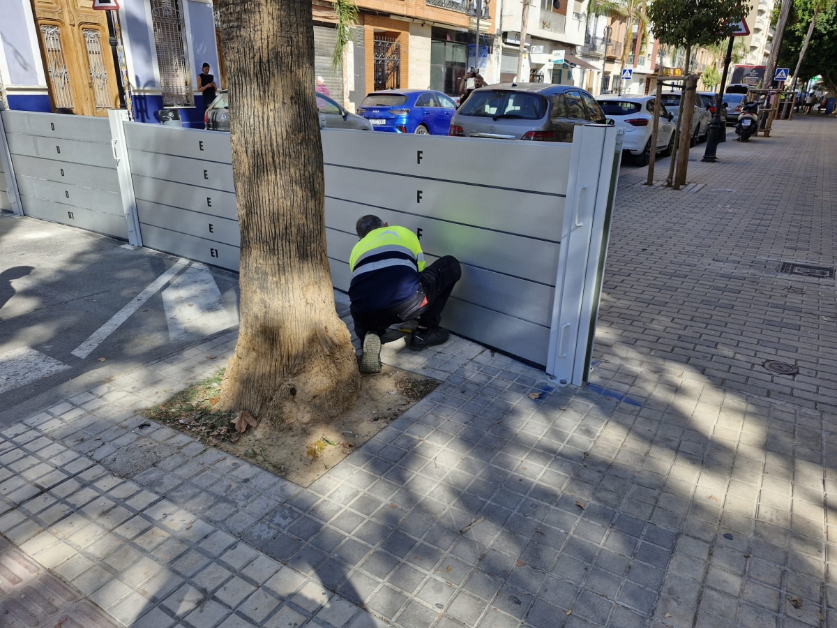 Aldaia coloca las nuevas compuertas anti inundaciones ante la alerta roja por lluvias