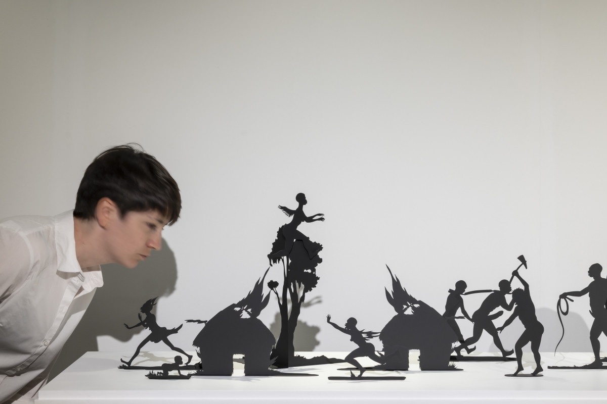 Fantasmas, sombras y grises dan forma al 'nuevo' IVAM