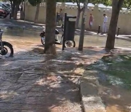 La rotura de una tubería anega la avenida Santander en el distrito de Playas de Alicante