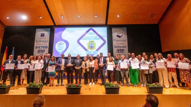 Benidorm reconoce la contribución turística de Jet2Holidays, Grupo Social ONCE, AVE y Abreca en el Día Mundial del Turismo