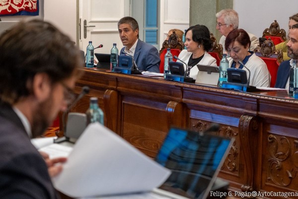MC Cartagena y el equipo de Gobierno chocan por el supuesto 'adoctrinamiento' en libros escolares

